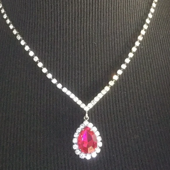 Fuchsia Pink Rhinestone Crystal Pendant Necklace 💖 EUC 💖 - Picture 7 of 10